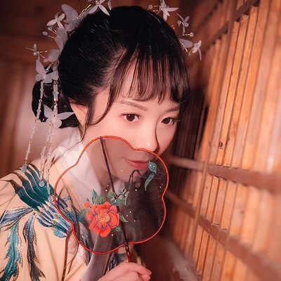 月夜帶團(tuán)扇女生頭像，唯美古風(fēng)真人頭像