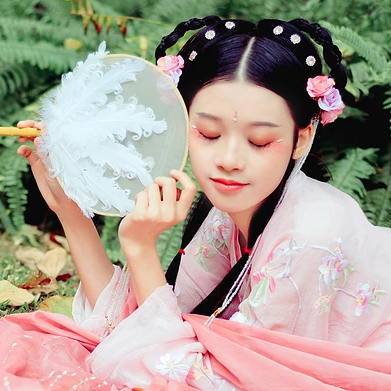 粉衣少女心帶團(tuán)扇女生頭像，唯美古風(fēng)真人頭像
