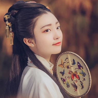 秋葉帶團(tuán)扇女生頭像，唯美古風(fēng)真人頭像