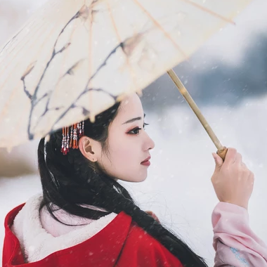 初雪紅披風(fēng)帶傘女生頭像，唯美古風(fēng)真人頭像