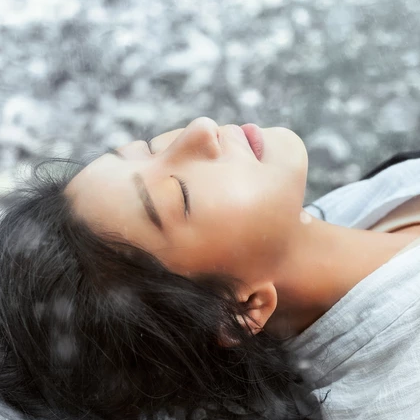 雪地霸氣喝酒女生頭像，唯美古風(fēng)真人頭像