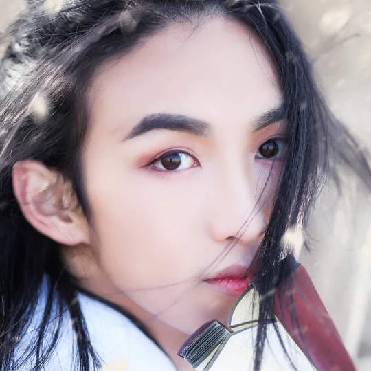雪飄帶折扇白衣男生頭像，唯美古風(fēng)真人頭像