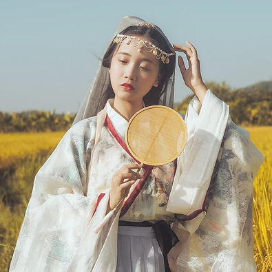 稻田飄香帶傘女生頭像，唯美古風(fēng)真人頭像