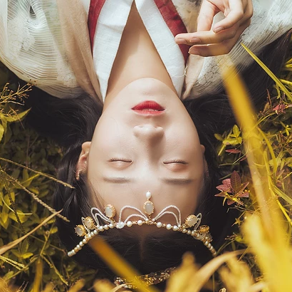 稻田飄香帶傘女生頭像，唯美古風(fēng)真人頭像