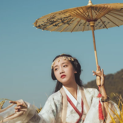 稻田飄香帶傘女生頭像，唯美古風(fēng)真人頭像