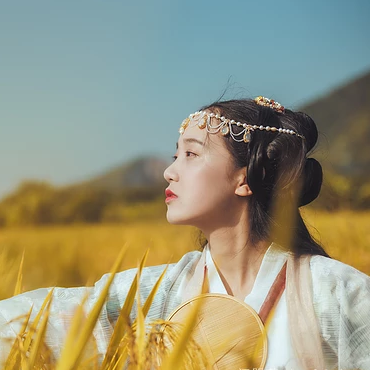 稻田飄香帶傘女生頭像，唯美古風(fēng)真人頭像
