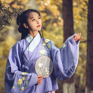 高貴優(yōu)雅紫衣帶團扇女生頭像，唯美古風真人頭