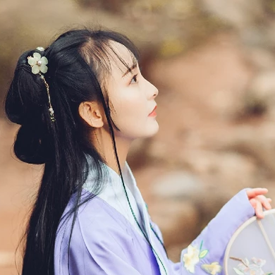 高貴優(yōu)雅紫衣帶團扇女生頭像，唯美古風真人頭