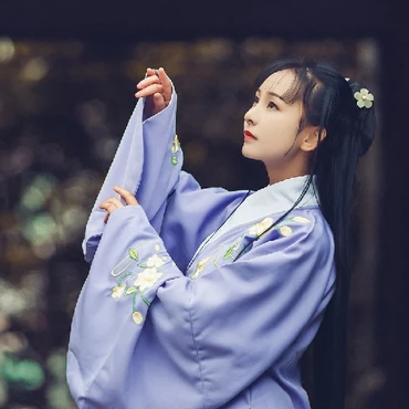 高貴優(yōu)雅紫衣帶團扇女生頭像，唯美古風真人頭