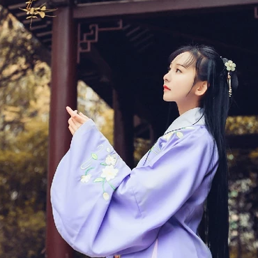 高貴優(yōu)雅紫衣帶團扇女生頭像，唯美古風真人頭