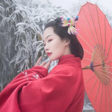梅花雪紅衣女生頭像，唯美古風真人頭像