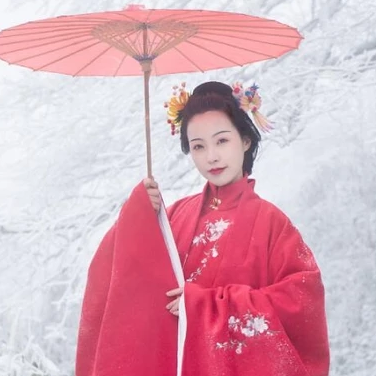 梅花雪紅衣女生頭像，唯美古風真人頭像