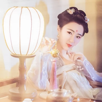 燈下帶團扇女生頭像，唯美古風真人頭像