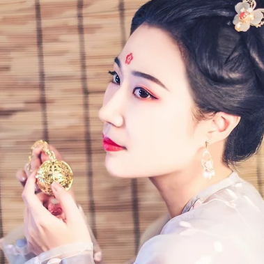 燈下帶團扇女生頭像，唯美古風真人頭像
