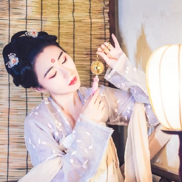 燈下帶團扇女生頭像，唯美古風真人頭像