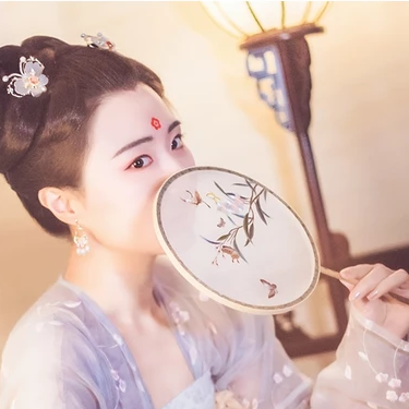 燈下帶團(tuán)扇女生頭像，唯美古風(fēng)真人頭像