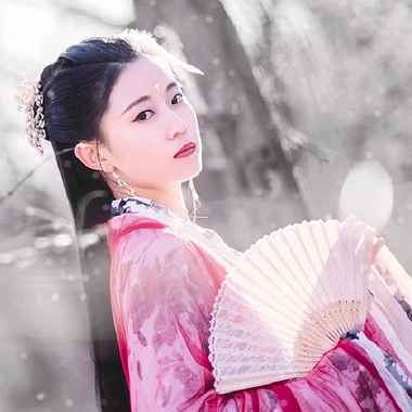 雪仙子紅衣帶折扇女生頭像，唯美古風(fēng)真人頭像