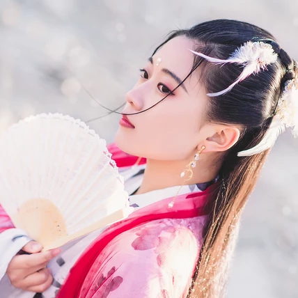 雪仙子紅衣帶折扇女生頭像，唯美古風(fēng)真人頭像