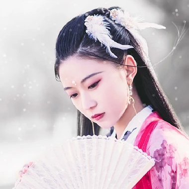雪仙子紅衣帶折扇女生頭像，唯美古風(fēng)真人頭像