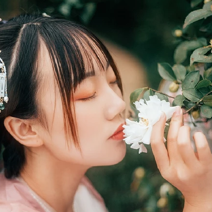 粉衣帶團(tuán)扇女生頭像，唯美古風(fēng)真人頭像