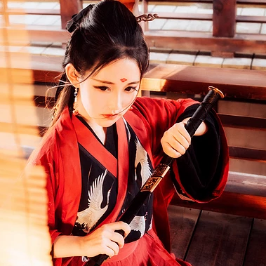 江湖帶兵器紅衣女生頭像，唯美古風(fēng)真人頭像