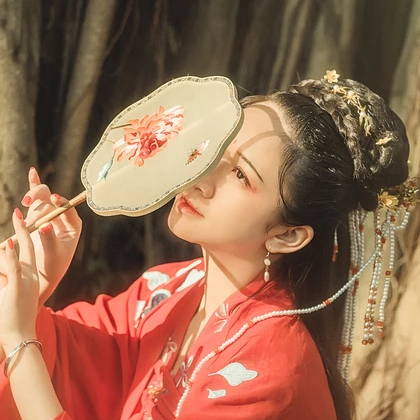 彼岸花團(tuán)扇紅妝紅衣頭像，唯美古風(fēng)真人頭像