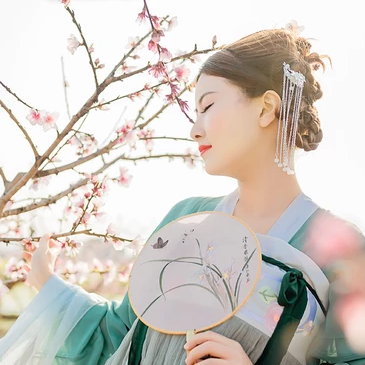 桃花樹下帶團(tuán)扇女生頭像，唯美古風(fēng)真人頭像