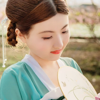 桃花樹下帶團(tuán)扇女生頭像，唯美古風(fēng)真人頭像