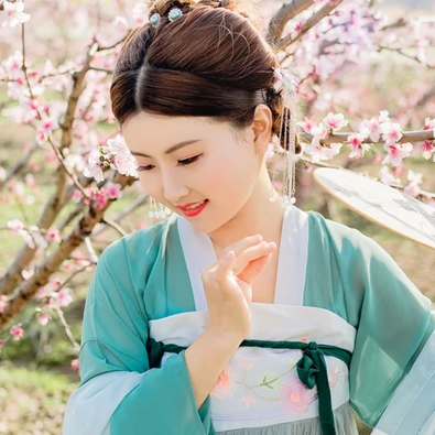 桃花樹下帶團(tuán)扇女生頭像，唯美古風(fēng)真人頭像