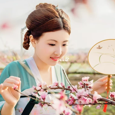 桃花樹下帶團(tuán)扇女生頭像，唯美古風(fēng)真人頭像