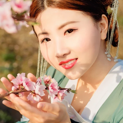 桃花樹下帶團(tuán)扇女生頭像，唯美古風(fēng)真人頭像