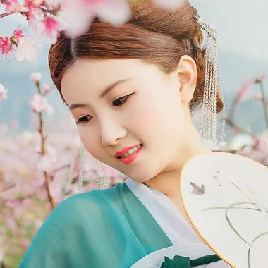 桃花樹下帶團(tuán)扇女生頭像，唯美古風(fēng)真人頭像