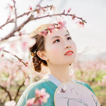 桃花樹(shù)下帶團(tuán)扇女生頭像，唯美古風(fēng)真人頭像