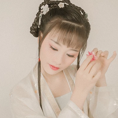 粉色落花拿書女生頭像，唯美古風(fēng)真人頭像