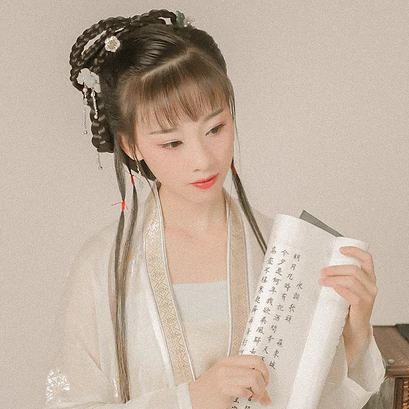粉色落花拿書女生頭像，唯美古風(fēng)真人頭像