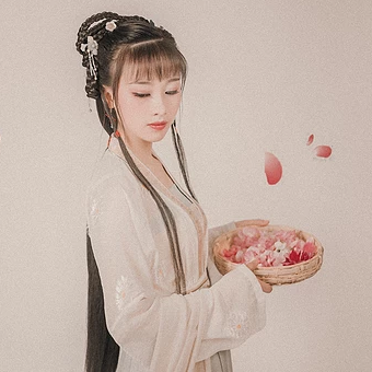 粉色落花拿書女生頭像，唯美古風(fēng)真人頭像