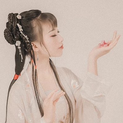 粉色落花拿書女生頭像，唯美古風(fēng)真人頭像
