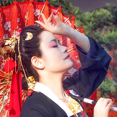 嬌艷紅色帶傘女生頭像，唯美古風(fēng)真人頭像