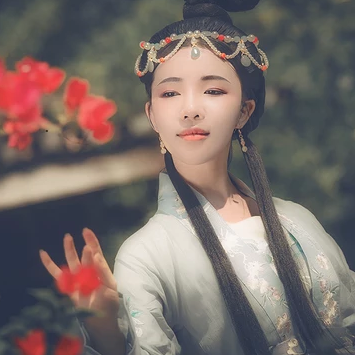 淡雅少女帶團扇頭像，唯美古風(fēng)真人頭像