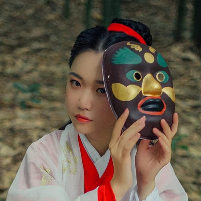 紅衣帶面具扇女生頭像，唯美古風真人頭像