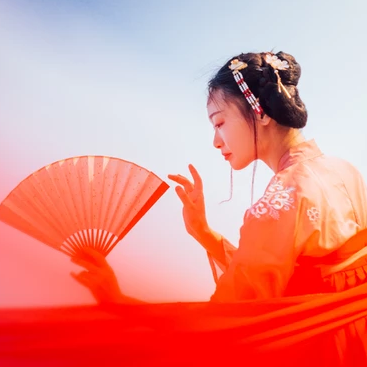滄海風舞帶折扇女生頭像，唯美古風真人頭像
