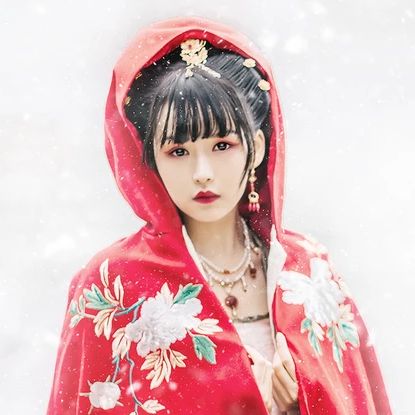 雪花飛舞紅衣女生頭像，唯美古風(fēng)真人頭像
