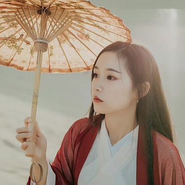 沙漠紅衣帶傘女生頭像，唯美古風(fēng)真人頭像
