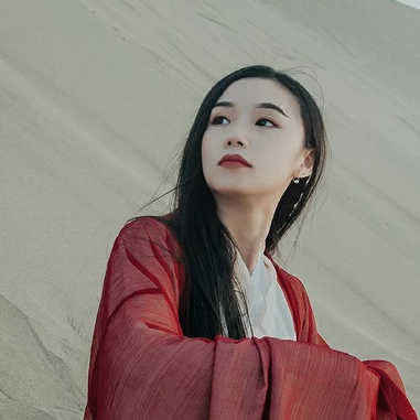 沙漠紅衣帶傘女生頭像，唯美古風(fēng)真人頭像