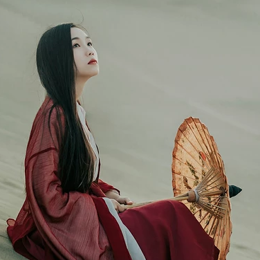 沙漠紅衣帶傘女生頭像，唯美古風(fēng)真人頭像