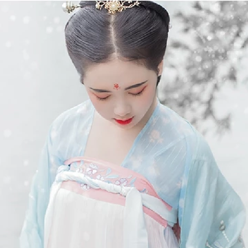 雪景帶團扇女生頭像，唯美古風(fēng)真人頭像
