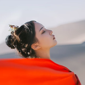 沙漠紅衣女子頭像，唯美古風(fēng)真人頭像