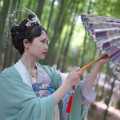 嬌艷帶團(tuán)扇女生頭像，唯美古風(fēng)真人頭像