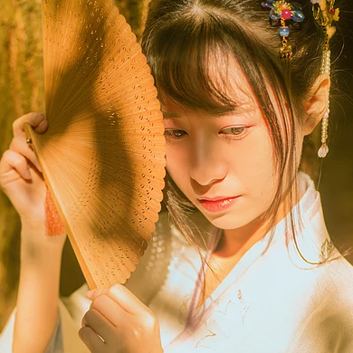 秋藝帶折扇女生頭像，唯美古風(fēng)真人頭像