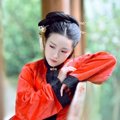 紅衣華服女生頭像，唯美古風(fēng)真人頭像